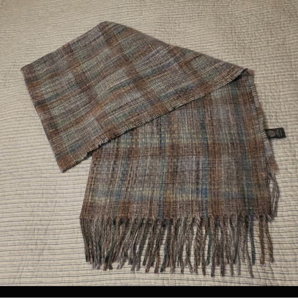 Vince Camuto Accessories - Vince Camuto OS/TU long, fringed woven scarf. 32w x 80l, gently used.